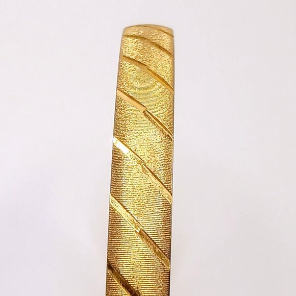 Vintage Monet L Signed Bangle Gold Tone Diamond Cut Textured Bracelet 8 1/4 " - Picture 3 of 6